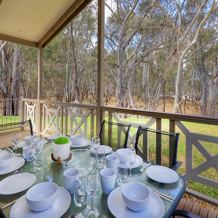 Deniliquin Riverside Caravan Park Esterno foto