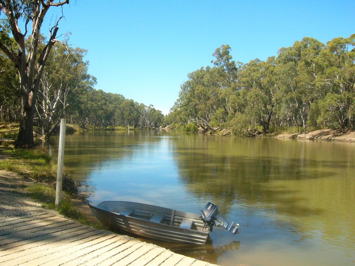 Deniliquin Riverside Caravan Park Esterno foto