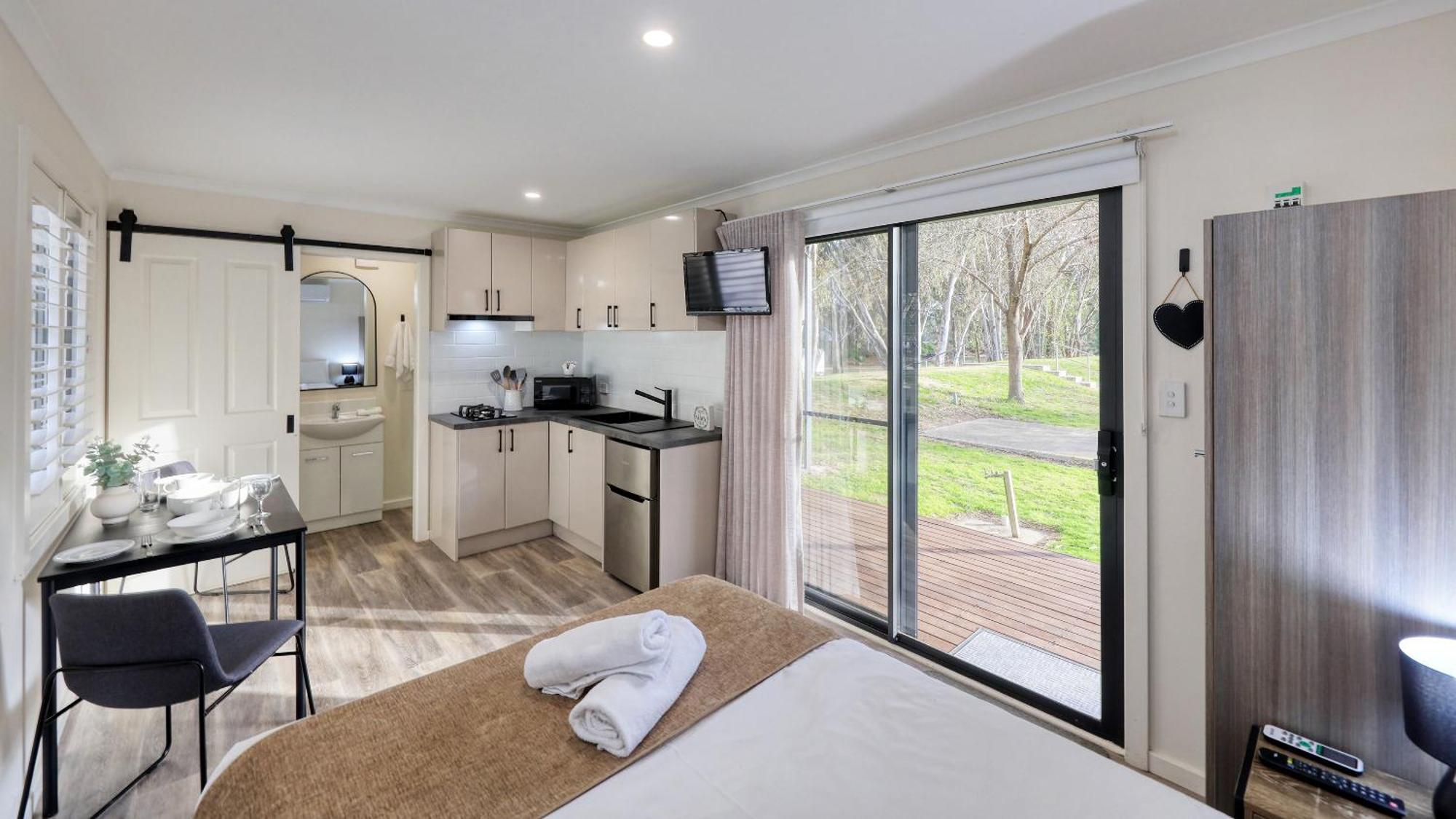 Deniliquin Riverside Caravan Park Esterno foto
