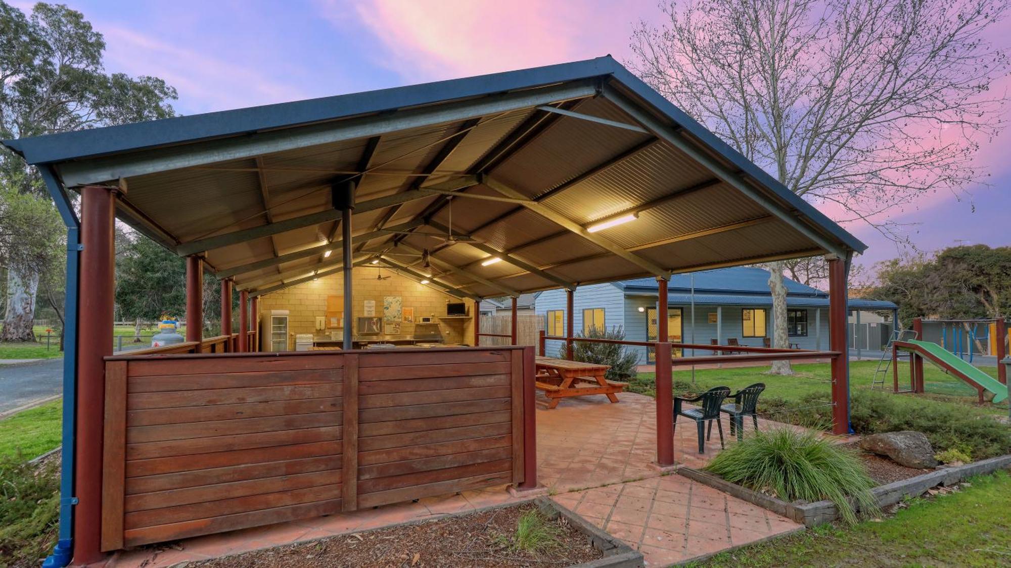 Deniliquin Riverside Caravan Park Esterno foto