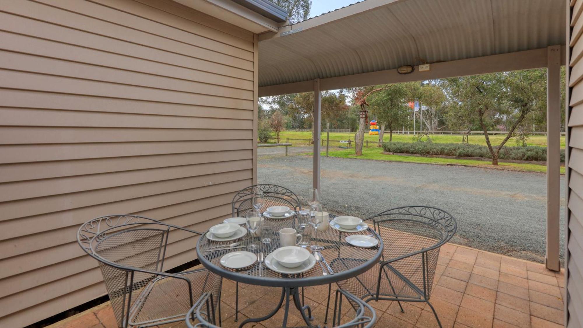 Deniliquin Riverside Caravan Park Esterno foto