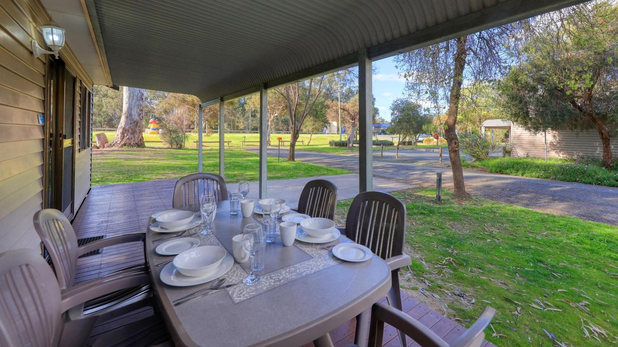 Deniliquin Riverside Caravan Park Esterno foto
