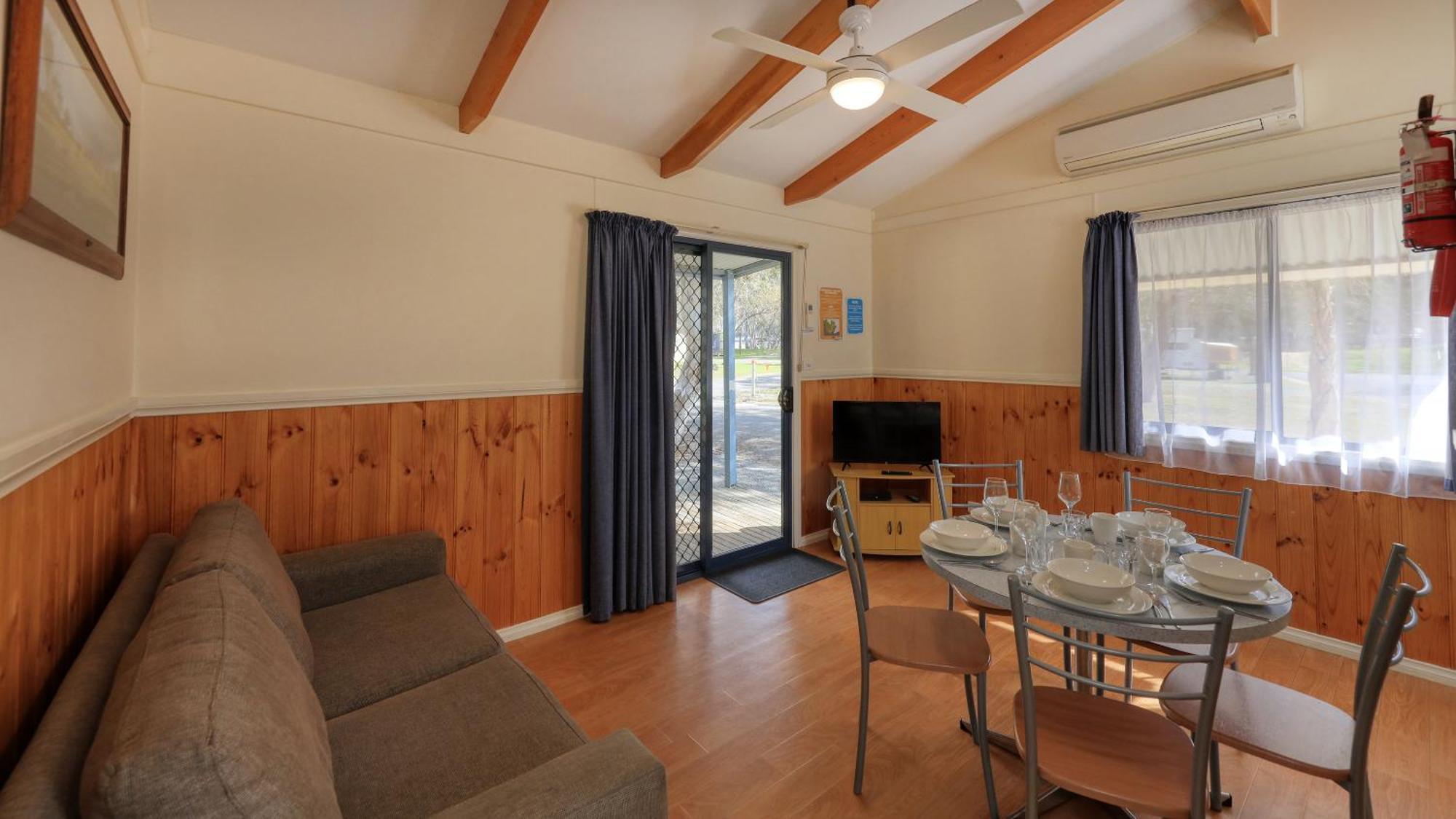 Deniliquin Riverside Caravan Park Esterno foto