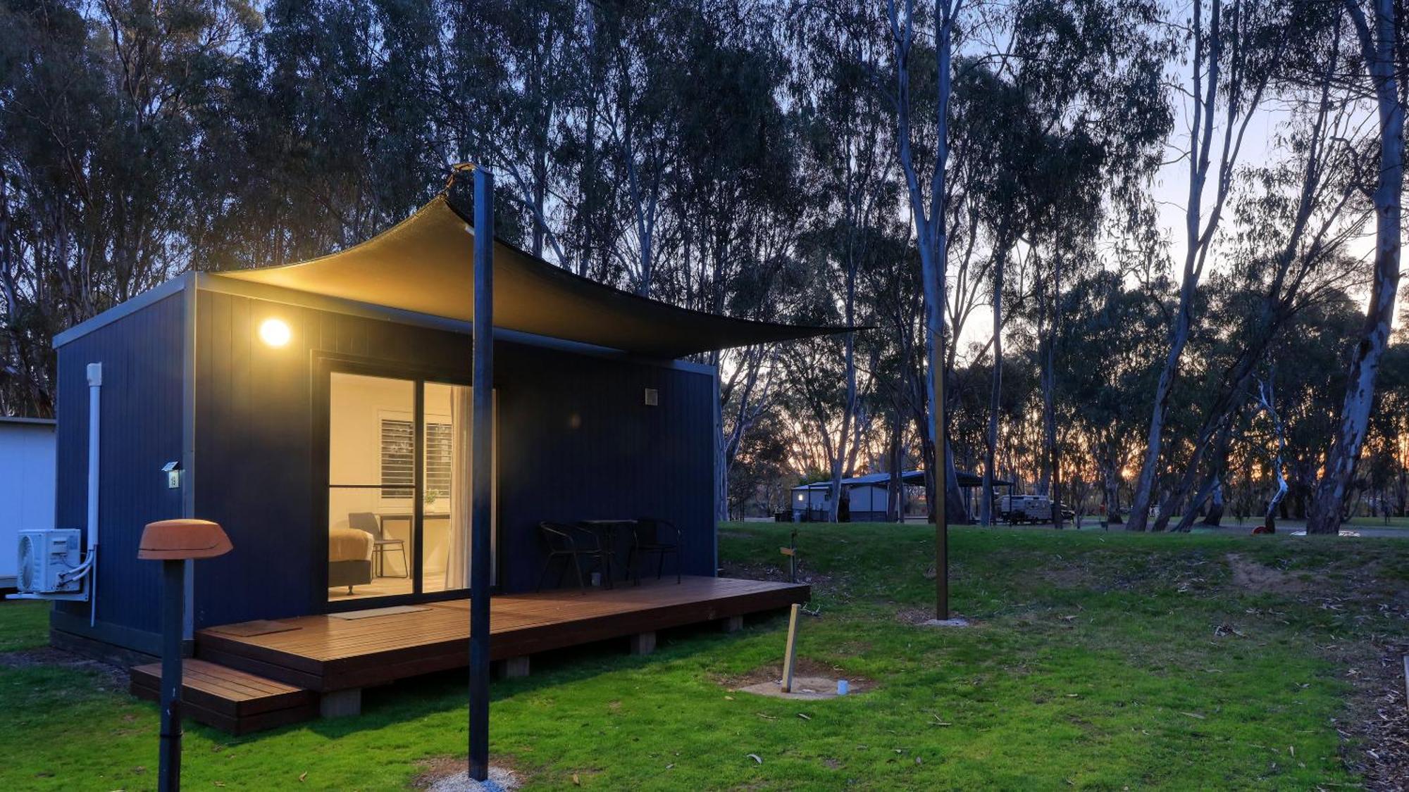 Deniliquin Riverside Caravan Park Esterno foto