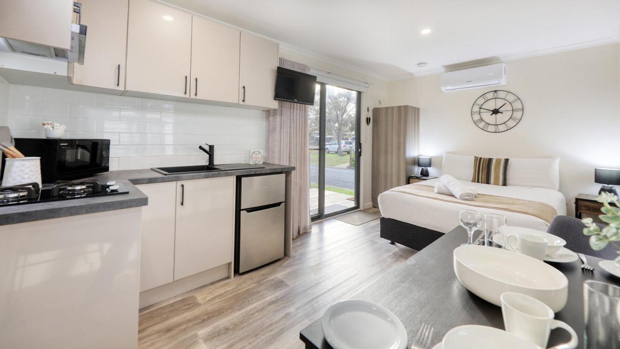 Deniliquin Riverside Caravan Park Esterno foto