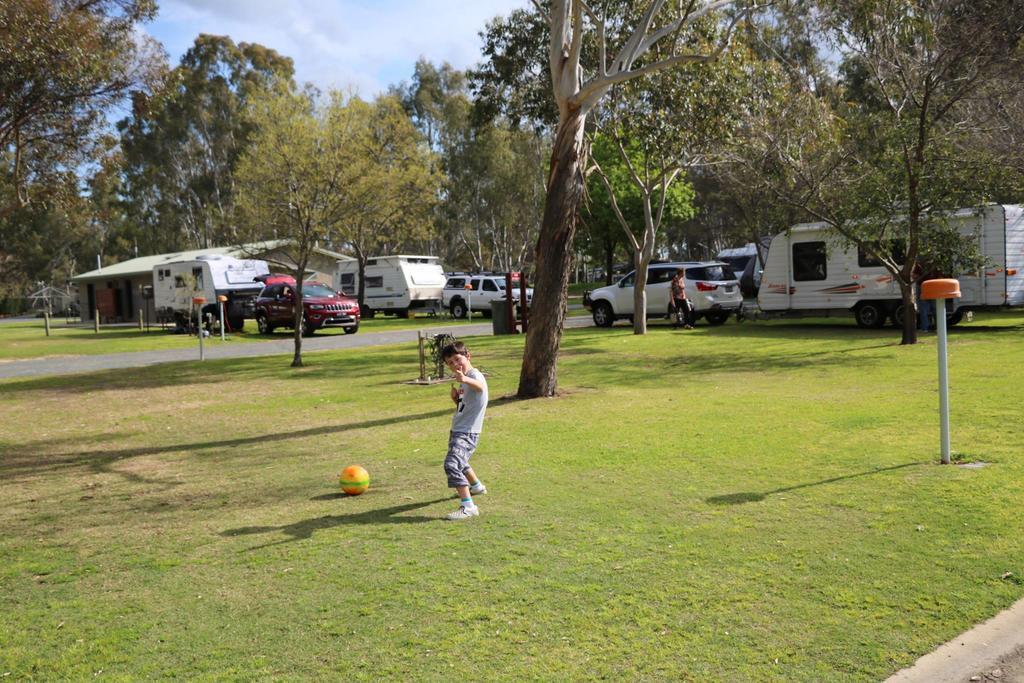 Deniliquin Riverside Caravan Park Esterno foto