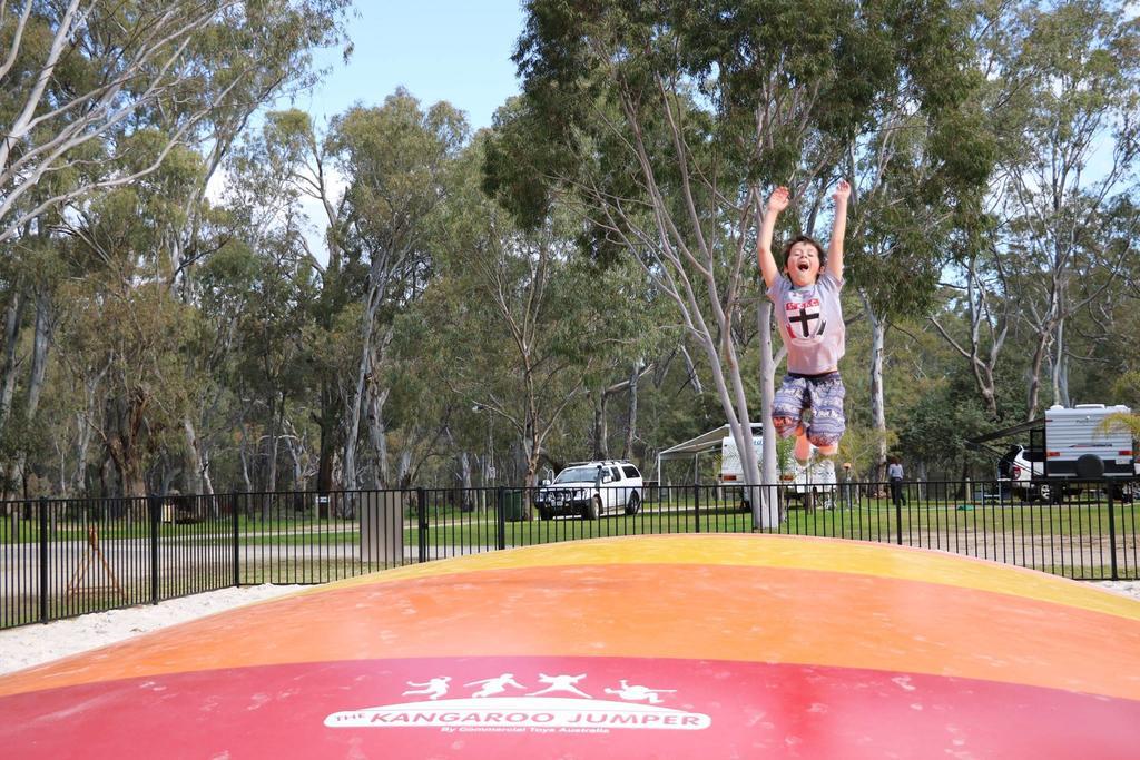 Deniliquin Riverside Caravan Park Esterno foto